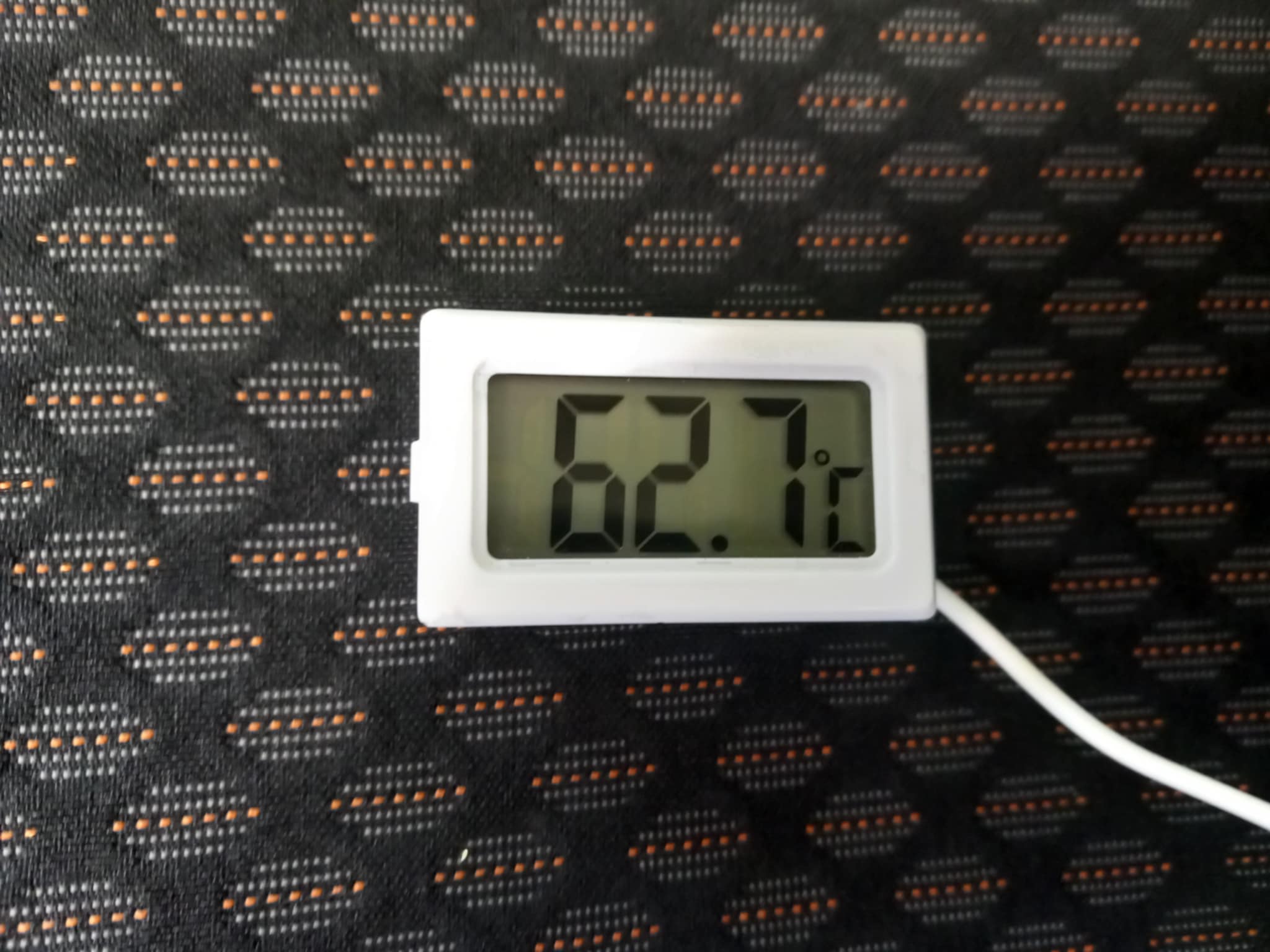 Csak a gyengébbek kedvéért, a tűző napon álló autóba bezártakra  leselkedő  veszélyek